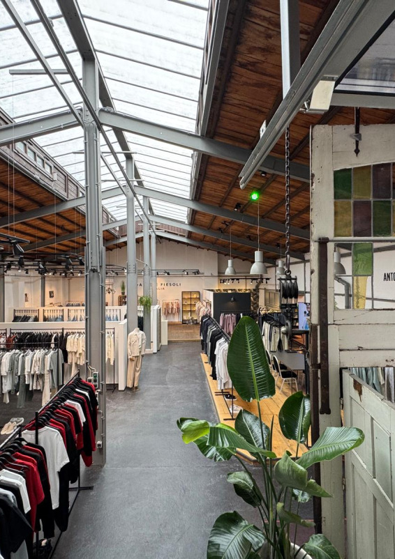 Vielseitiger Fashion Showroom in Düsseldorf – ideal für Pop-Ups, Brand Activations, Foto & Retail