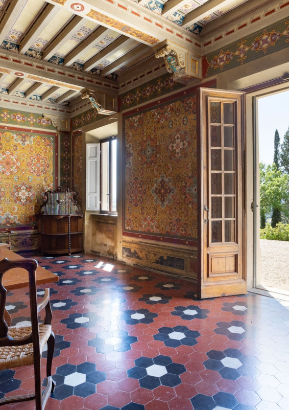 Frescoed halls for shootings and events