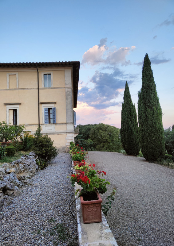 Frescoed halls for shootings and events