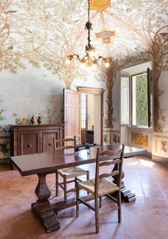 Frescoed halls for shootings and events