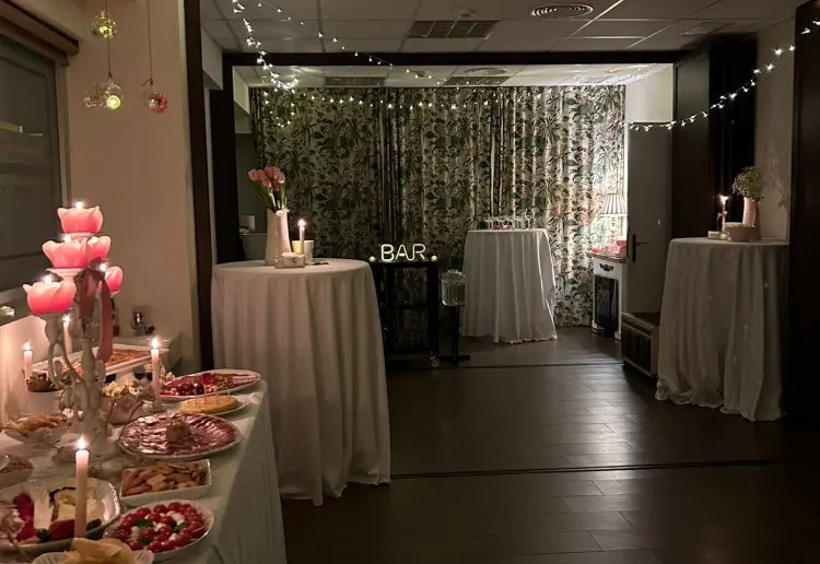“Open-plan room and panelable space for meetings and celebration