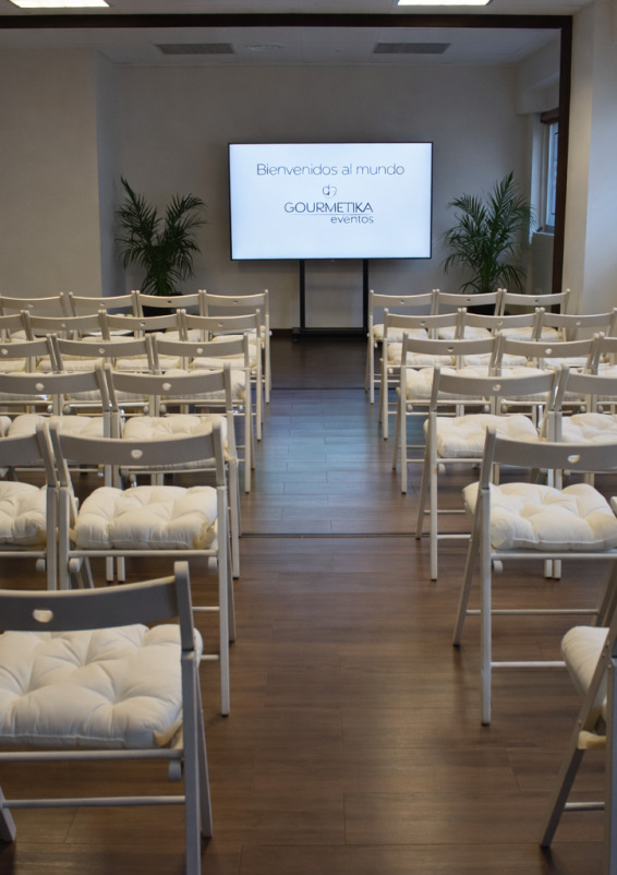 Sala diáfana y panelable para reuniones y celebraciones