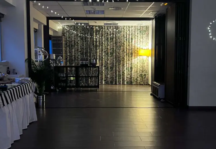 “Open-plan room and panelable space for meetings and celebration