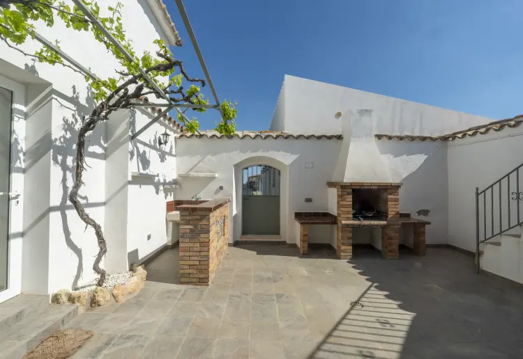 Masia Cal Julià. Vineyard Oasis: Luxury Terrace