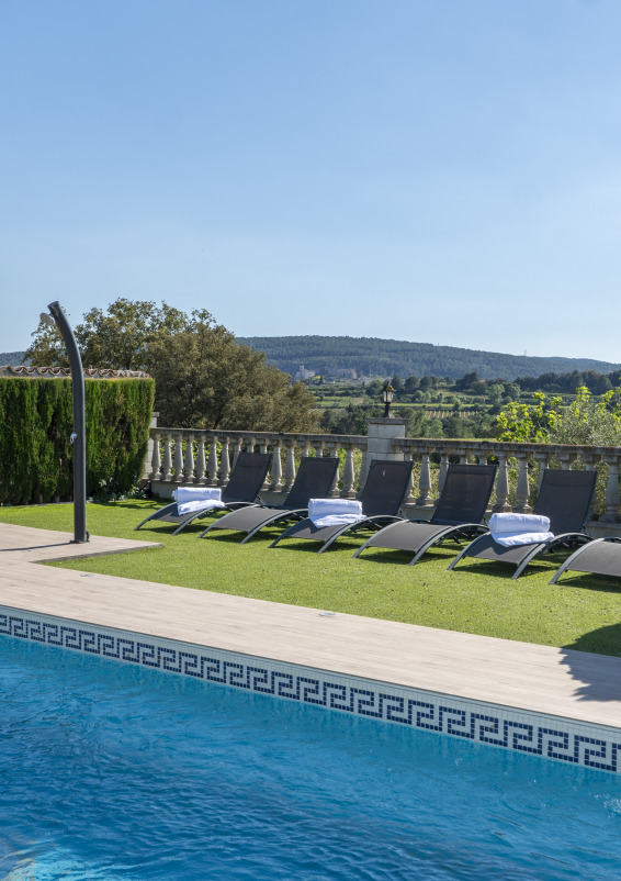 Masia Cal Julià. Vineyard Oasis: Luxury Terrace
