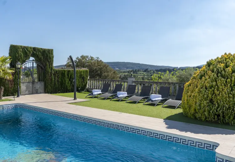 Masia Cal Julià. Vineyard Oasis: Luxury Terrace