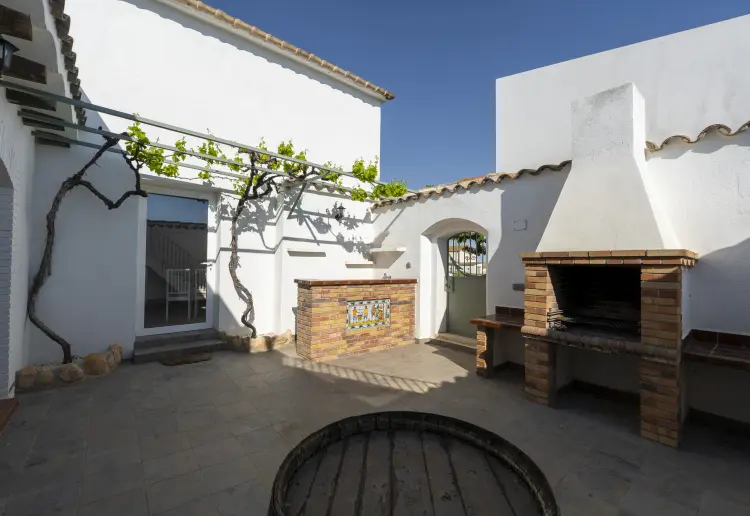 Masia Cal Julià. Vineyard Oasis: Luxury Terrace