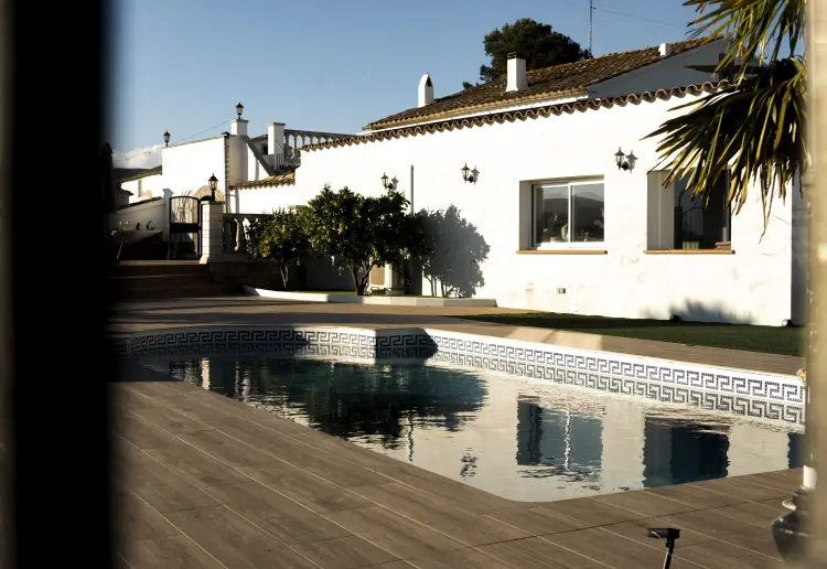 Masia Cal Julià. Vineyard Oasis: Luxury Terrace
