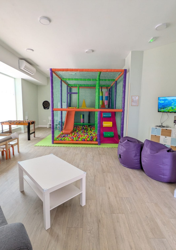 Sala multiusos enfocada eventos infantiles, familiares y profesionales