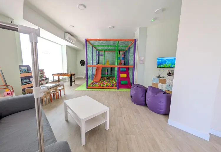 Sala multiusos enfocada eventos infantiles, familiares y profesionales