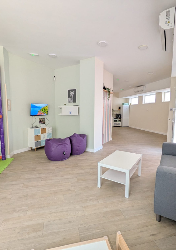 Sala multiusos enfocada eventos infantiles, familiares y profesionales