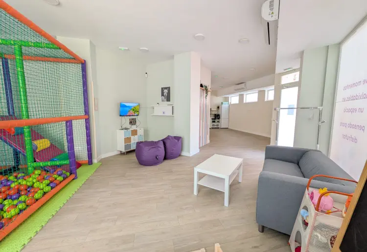 Sala multiusos enfocada eventos infantiles, familiares y profesionales