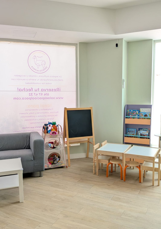 Sala multiusos enfocada eventos infantiles, familiares y profesionales