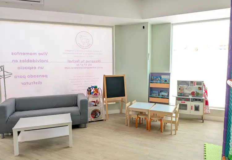 Sala multiusos enfocada eventos infantiles, familiares y profesionales