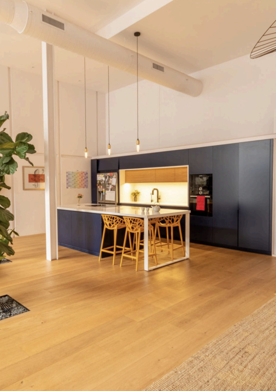 Cinematisches Loft mit privatem Patio für Shootings, Events und Markencontent in Poblenou