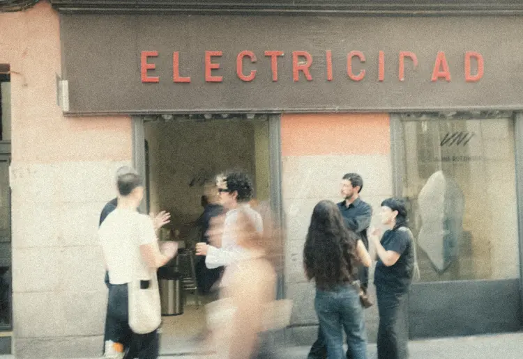 Coffee gallery pour événements intimistes, expositions et activations de marque à Malasaña