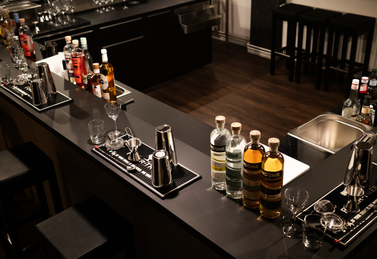 Versteckte Cocktail-Bar in Kreuzberg – Industrial-Charme trifft Premium-Spirituosen-Sammlung