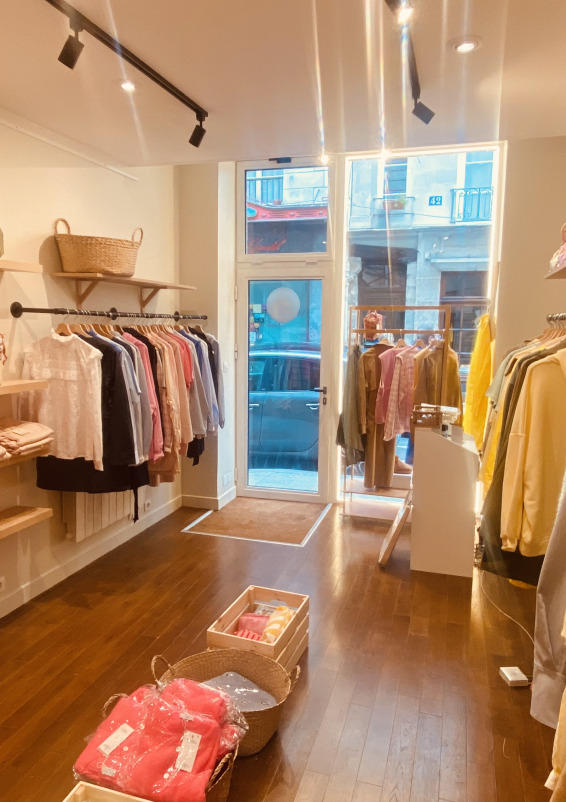 Idéal pour showroom et présentation de vêtements