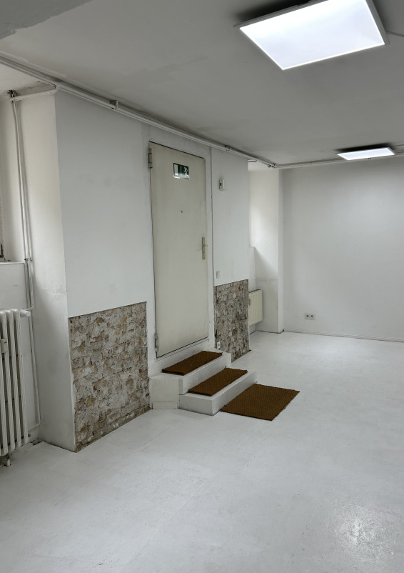 Charmant atelier d'artiste tout blanc en plein cœur de Berlin, simple mais très joli.
