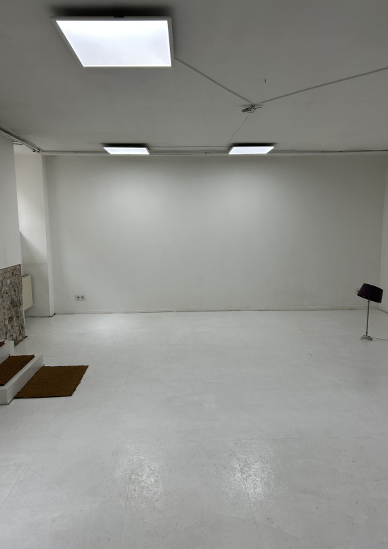 Charmant atelier d'artiste tout blanc en plein cœur de Berlin, simple mais très joli.