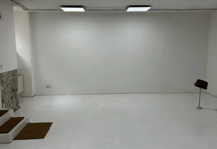 Schönes, weiß gestrichenes Künstleratelier