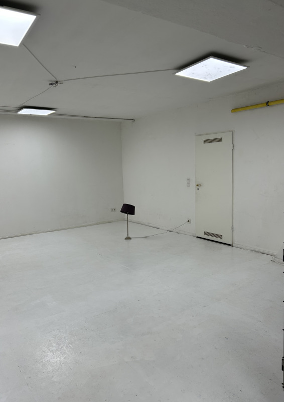 Charmant atelier d'artiste tout blanc en plein cœur de Berlin, simple mais très joli.