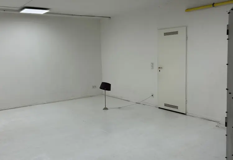 Schönes, weiß gestrichenes Künstleratelier