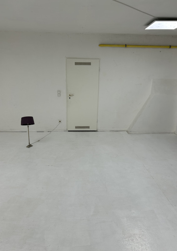 Charmant atelier d'artiste tout blanc en plein cœur de Berlin, simple mais très joli.