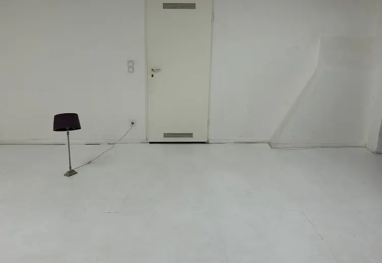 Schönes, weiß gestrichenes Künstleratelier