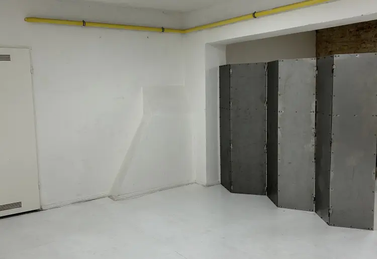 Schönes, weiß gestrichenes Künstleratelier