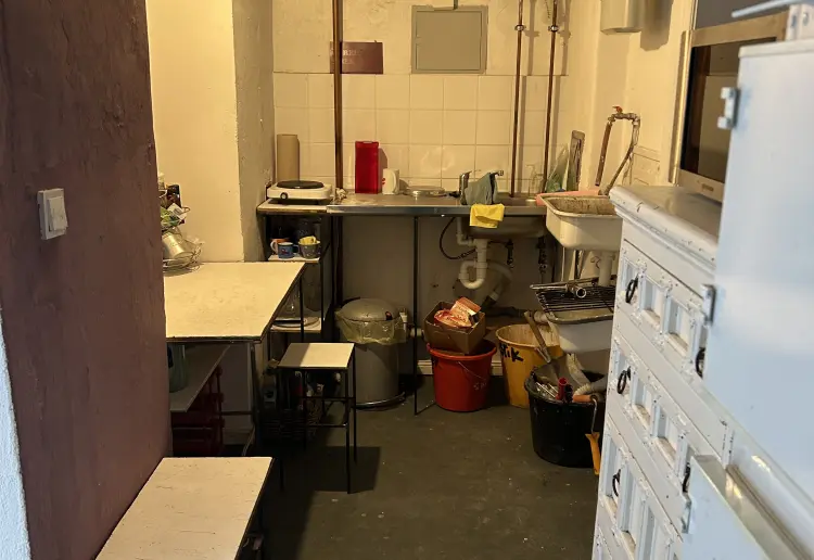 Schönes, weiß gestrichenes Künstleratelier