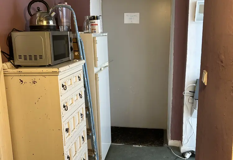 Schönes, weiß gestrichenes Künstleratelier