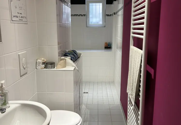 Schönes, weiß gestrichenes Künstleratelier