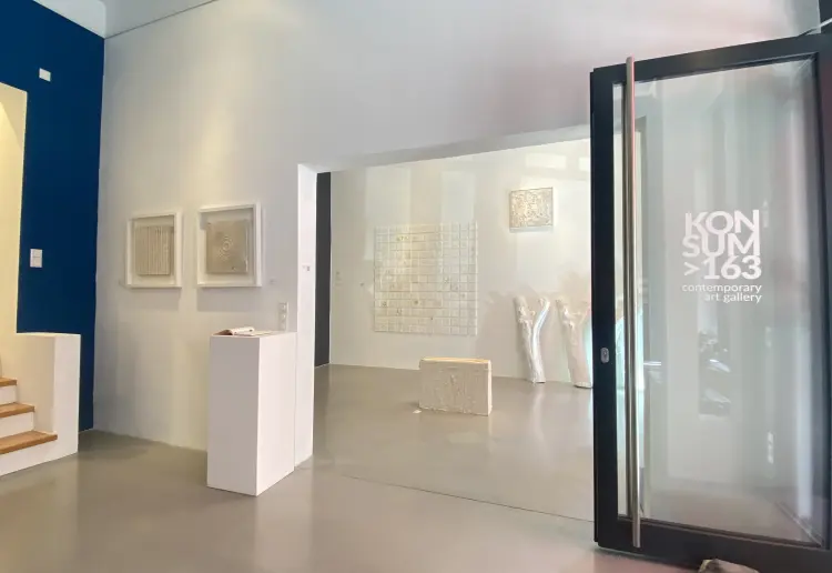Beautiful gallery space with high walls