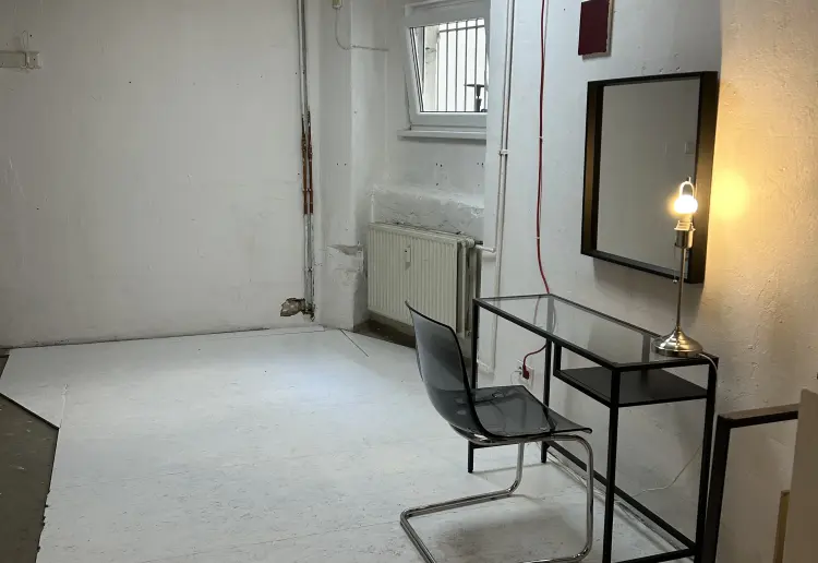 Schönes, weiß gestrichenes Künstleratelier