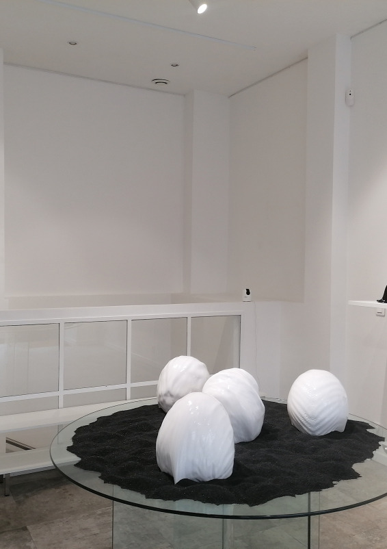 Espace de galerie contemporain dédié à l’art, au design et à la mode