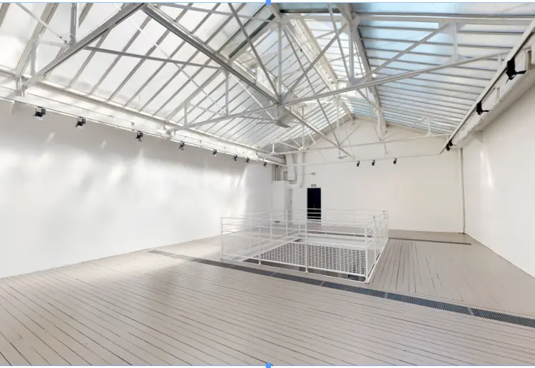 Espace sur deux niveaux avec une magnifique verrière