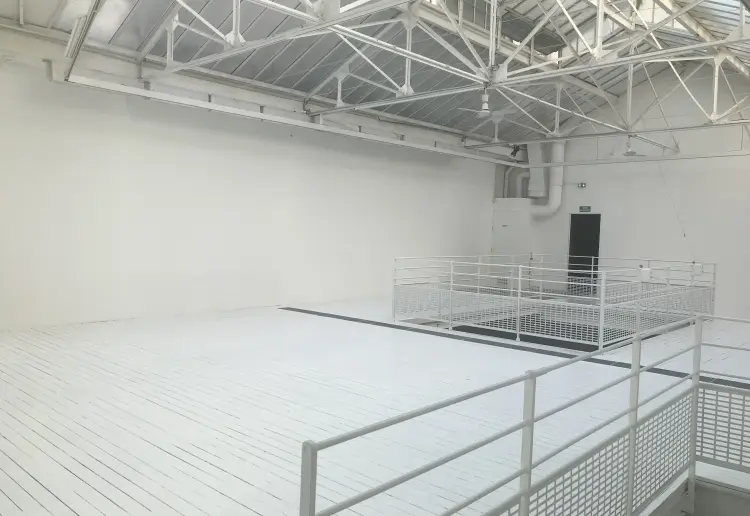 Espace sur deux niveaux avec une magnifique verrière