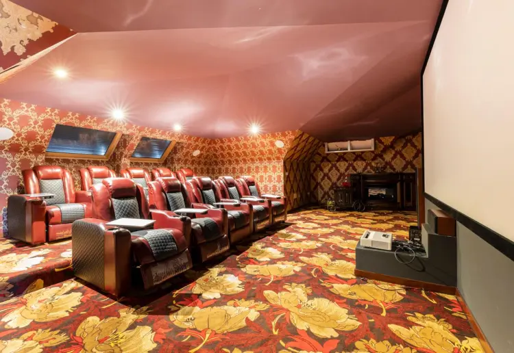 Mansión con Teatro y Cine Privado