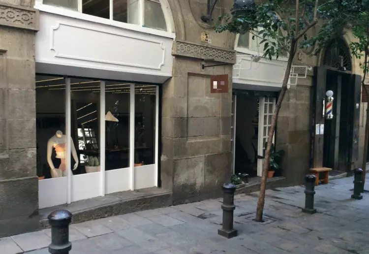 Hermoso local barrio Gótico - Estructura original de piedras y suelos de madera antiguos.