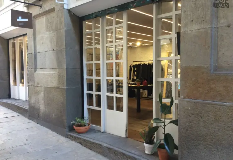 Hermoso local barrio Gótico - Estructura original de piedras y suelos de madera antiguos.