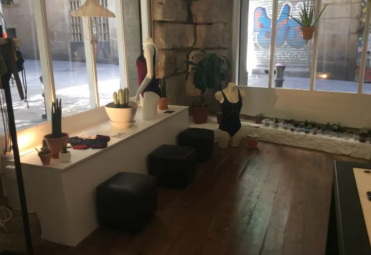 Hermoso local barrio Gótico - Estructura original de piedras y suelos de madera antiguos.