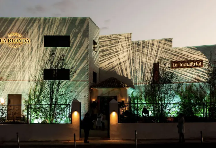 Espacio industrial multifuncional con jardín exterior en Madrid