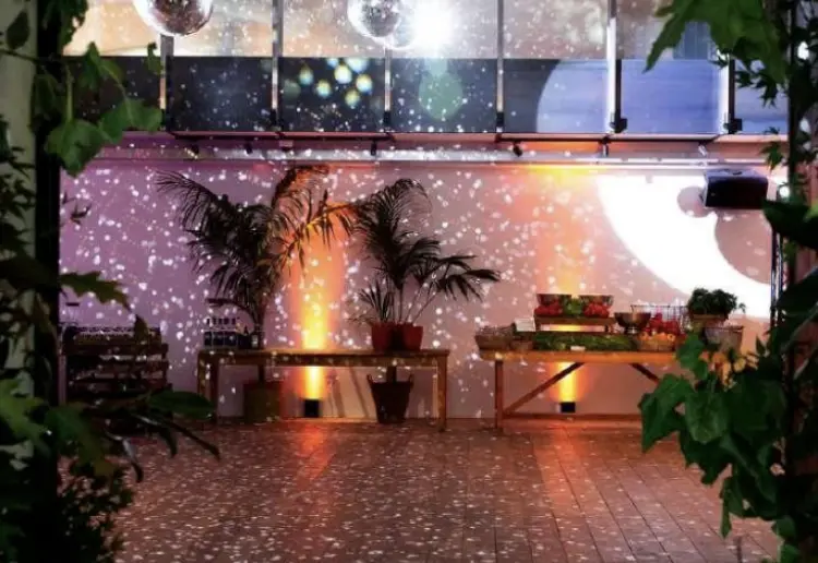 Espacio industrial multifuncional con jardín exterior en Madrid