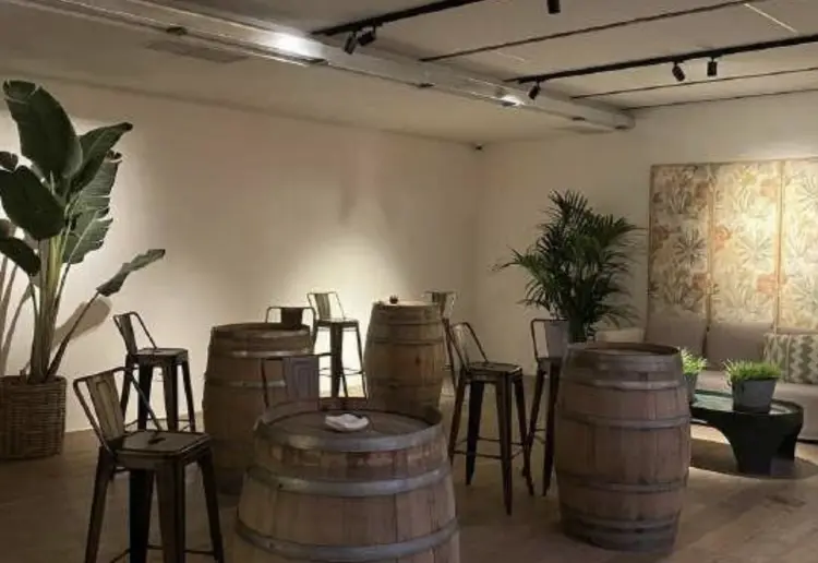 Espacio industrial multifuncional con jardín exterior en Madrid