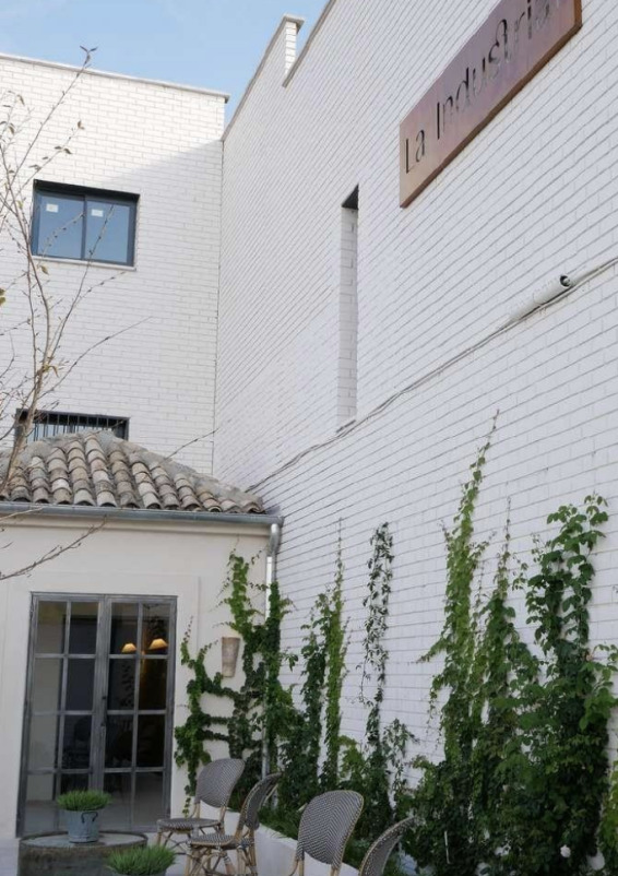 Espacio industrial multifuncional con jardín exterior en Madrid