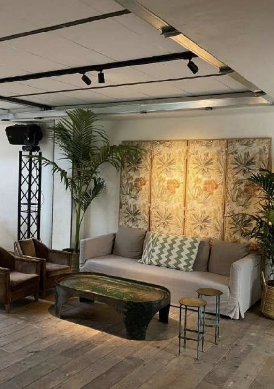 Espacio industrial multifuncional con jardín exterior en Madrid