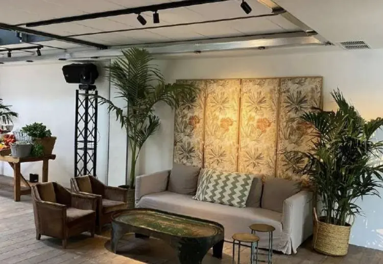 Espacio industrial multifuncional con jardín exterior en Madrid