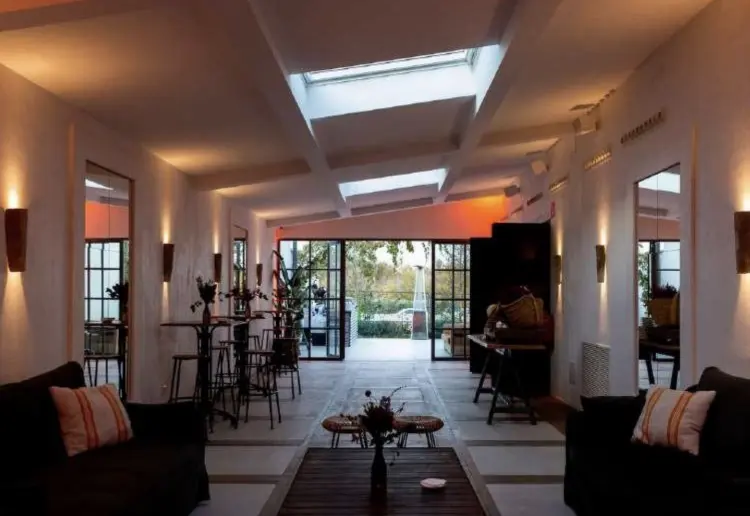 Espacio industrial multifuncional con jardín exterior en Madrid