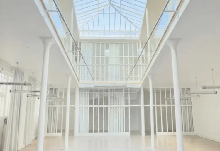 Loft industriel neuf avec grande verrière zénithale